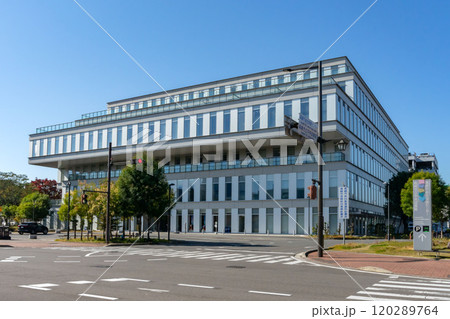 高崎市総合保健センターと高崎市立中央図書館 120289764