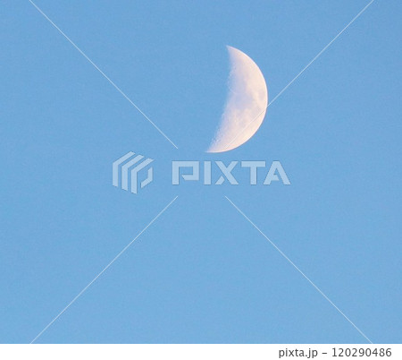 青空に浮かぶ白い月 河川から見る秋の夕景 青空に浮かぶ白い月 河川から見る秋の夕景 120290486