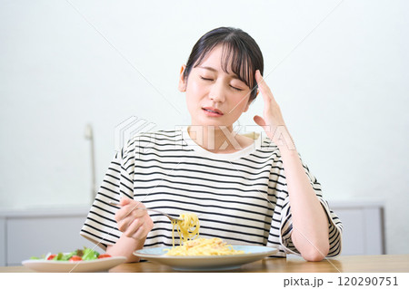 パスタを食べる若い女性　食欲不振　悩みごと　 120290751