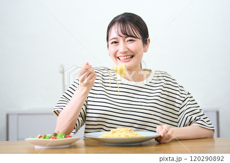 パスタを食べる若い女性 パスタを食べる若い女性 120290892