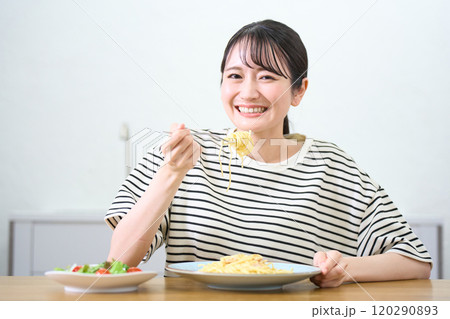 パスタを食べる若い女性 パスタを食べる若い女性 120290893