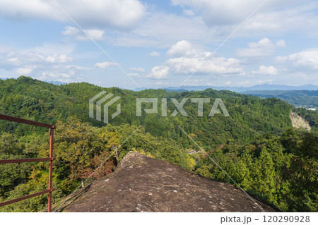 埼玉県　法性寺のお船岩の先端から見る景色【ジオパーク秩父・秩父札所】小鹿野町 120290928