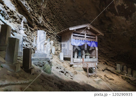 埼玉県　法性寺の地蔵堂とタフォニ（風化穴）に差し込む光【ジオパーク秩父・秩父札所】小鹿野町 120290935