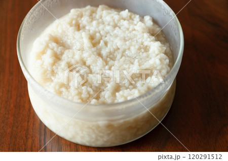 自家製の塩麹　木製テーブルの背景 120291512