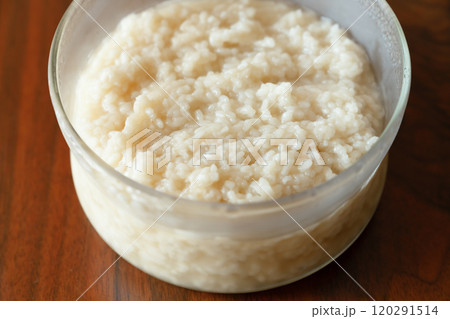 自家製の塩麹　木製テーブルの背景 120291514