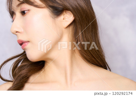若い日本人女性のファッションポートレート　首筋 120292174
