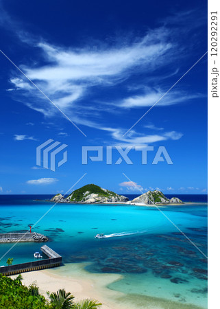 真夏の沖縄　渡嘉敷島の風景 120292291