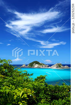 真夏の沖縄　渡嘉敷島の風景 120292294