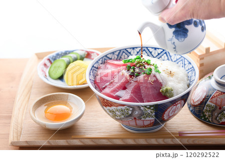 マグロの山かけ丼 （ 和歌山県 那智勝浦産 めばち鮪使用 ） 120292522