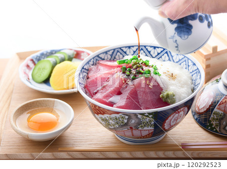 マグロの山かけ丼 （ 和歌山県 那智勝浦産 めばち鮪使用 ） 120292523