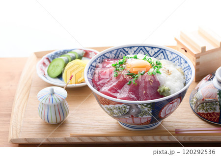 マグロの山かけ丼 （ 和歌山県 那智勝浦産 めばち鮪使用 ） 120292536