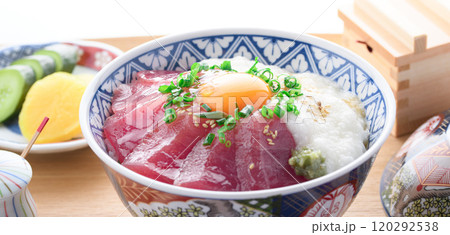 マグロの山かけ丼 （ 和歌山県 那智勝浦産 めばち鮪使用 ） 120292538