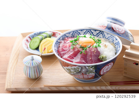 マグロの山かけ丼 （ 和歌山県 那智勝浦産 めばち鮪使用 ） 120292539