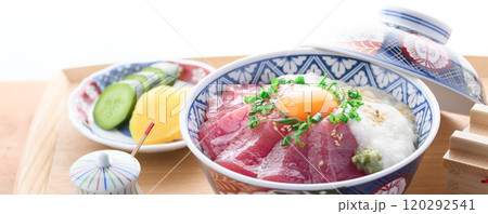 マグロの山かけ丼 （ 和歌山県 那智勝浦産 めばち鮪使用 ） 120292541