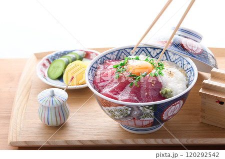 マグロの山かけ丼 （ 和歌山県 那智勝浦産 めばち鮪使用 ） 120292542