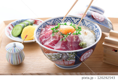 マグロの山かけ丼 （ 和歌山県 那智勝浦産 めばち鮪使用 ） 120292543