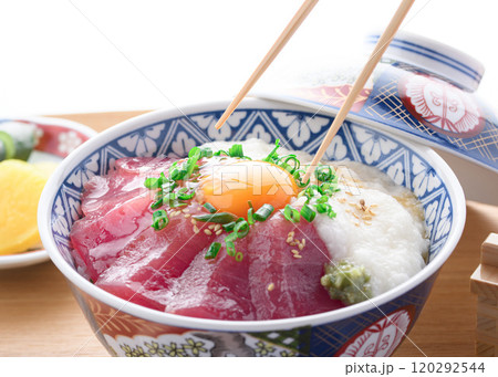 マグロの山かけ丼 （ 和歌山県 那智勝浦産 めばち鮪使用 ） 120292544