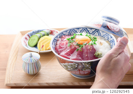 マグロの山かけ丼 （ 和歌山県 那智勝浦産 めばち鮪使用 ） 120292545