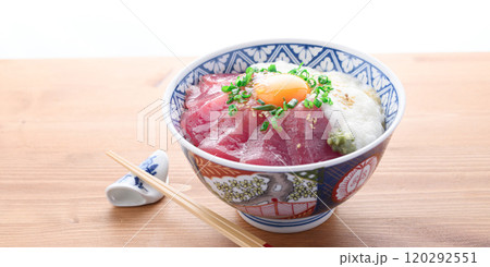 那智勝浦産めばち鮪使用・マグロの山かけ丼の和食盛付け 那智勝浦産めばち鮪使用・マグロの山かけ丼の和食盛付け 120292551