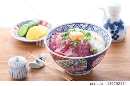 那智勝浦産めばち鮪使用・マグロの山かけ丼の和食盛付け 120292554