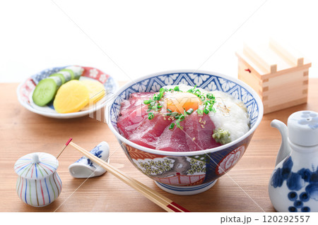 那智勝浦産めばち鮪使用・マグロの山かけ丼の和食盛付け 120292557