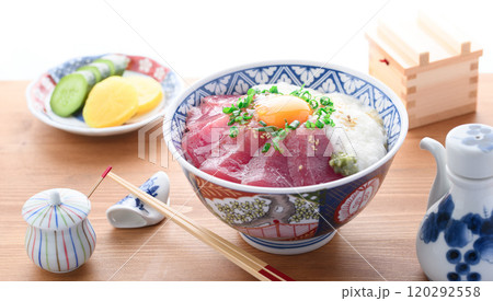 那智勝浦産めばち鮪使用・マグロの山かけ丼の和食盛付け 120292558