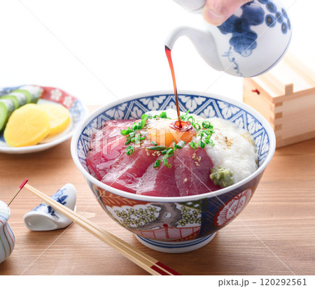 那智勝浦産めばち鮪使用・マグロの山かけ丼の和食盛付け 120292561