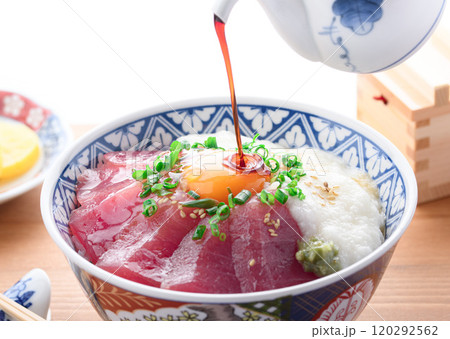 那智勝浦産めばち鮪使用・マグロの山かけ丼の和食盛付け 120292562