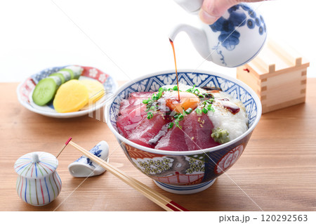那智勝浦産めばち鮪使用・マグロの山かけ丼の和食盛付け 120292563
