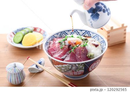 マグロの山かけ丼 （ 和歌山県 那智勝浦産 めばち鮪使用 ） 120292565
