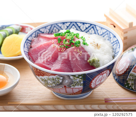 マグロの山かけ丼 （ 和歌山県 那智勝浦産 めばち鮪使用 ） 120292575