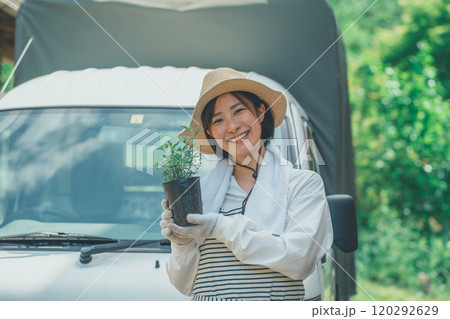 花苗を持つ花農家の女性 花苗を持つ花農家の女性 120292629