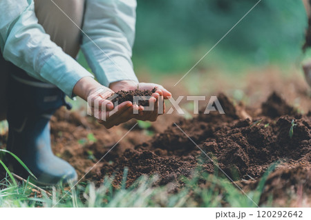 畑の土を見る女性 畑の土を見る女性 120292642