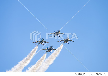 アクロバット飛行するブルーインパルス 120292693