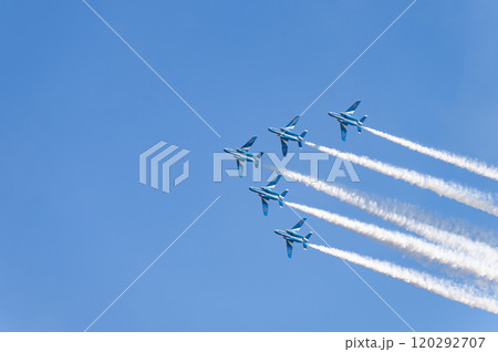 アクロバット飛行するブルーインパルス アクロバット飛行するブルーインパルス 120292707