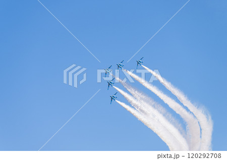 アクロバット飛行するブルーインパルス 120292708