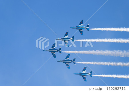 アクロバット飛行するブルーインパルス 120292711
