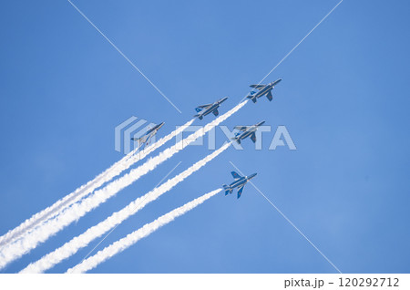 アクロバット飛行するブルーインパルス 120292712