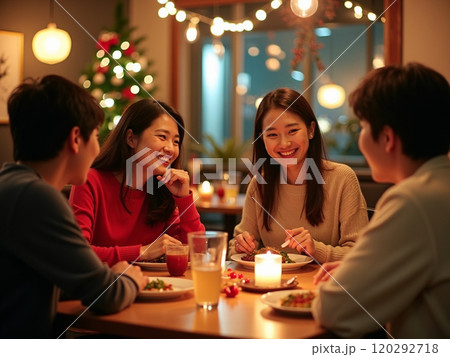 クリスマス食事会をする男女 クリスマス食事会をする男女 120292718