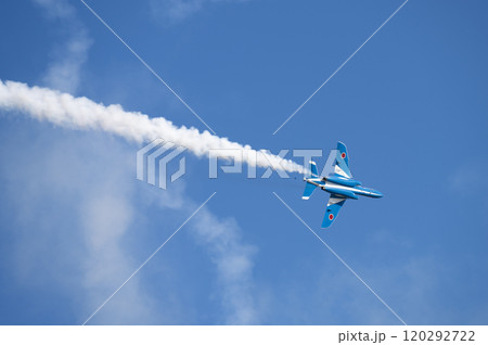 アクロバット飛行するブルーインパルス 120292722