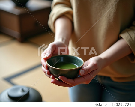 茶道を嗜む女性 120292723
