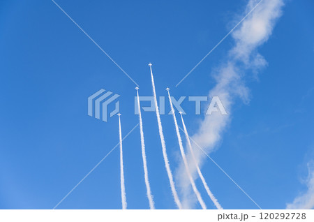 アクロバット飛行するブルーインパルス 120292728