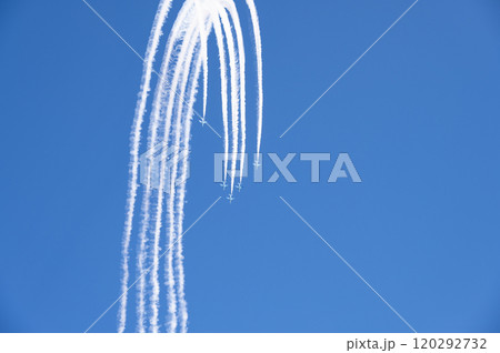 アクロバット飛行するブルーインパルス 120292732