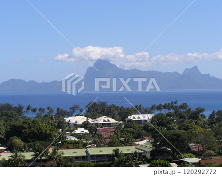 タヒチ島からモーレア島を望む タヒチ島からモーレア島を望む 120292772