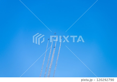 展示飛行するブルーインパルス 120292790