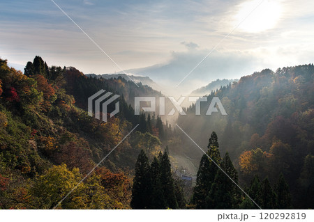 朝日に染まる鍋倉高原の紅葉 120292819