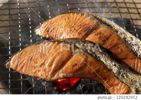 七輪の炭火焼きで焼く美味しい鮭 120292912