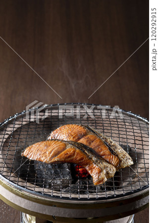 七輪の炭火焼きで焼く美味しい鮭 七輪の炭火焼きで焼く美味しい鮭 120292915