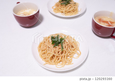 明太子スパゲッティとトマトスープ 120293160