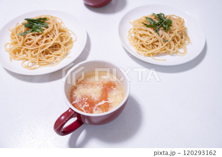 明太子スパゲッティとトマトスープ 120293162